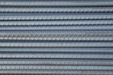 Çelik çubuklar veya ağaç emprenye edilmiş traversler