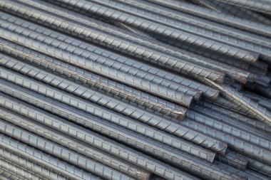 Çelik çubuklar veya ağaç emprenye edilmiş traversler