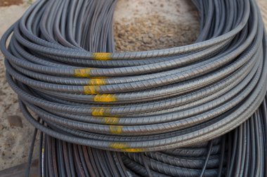 Çelik çubuklar veya ağaç emprenye edilmiş traversler