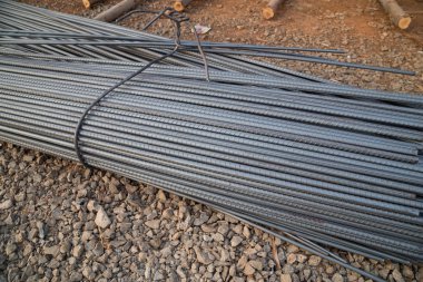 Çelik çubuklar veya ağaç emprenye edilmiş traversler