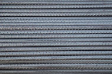 Çelik çubuklar veya ağaç emprenye edilmiş traversler