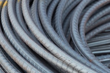 Çelik çubuklar veya ağaç emprenye edilmiş traversler