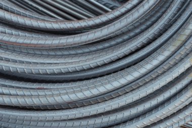 Çelik çubuklar veya ağaç emprenye edilmiş traversler