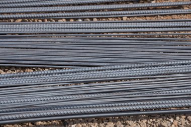 Betonu güçlendirmek için kullanılan çelik çubuklar veya çubuklar