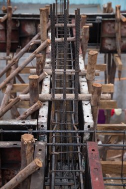 Pillar ve ışın inşa ediliyor