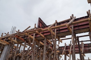 Pillar ve ışın inşa ediliyor