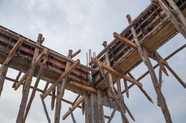 Pillar ve ışın inşa ediliyor