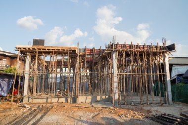 Pillar ve ışın inşa ediliyor