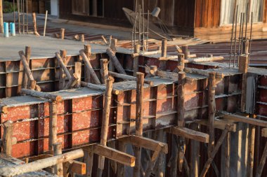 Pillar ve ışın inşa ediliyor