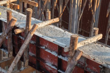 Pillar ve ışın inşa ediliyor