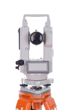 Anket ekipman teodolit bir tripod üzerinde. beyaz izole