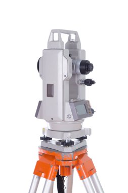 Anket ekipman teodolit bir tripod üzerinde. beyaz izole