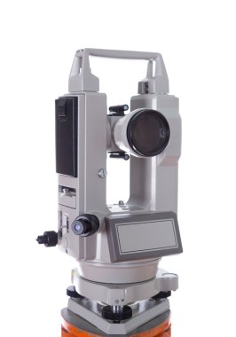 Anket ekipman teodolit bir tripod üzerinde. beyaz izole