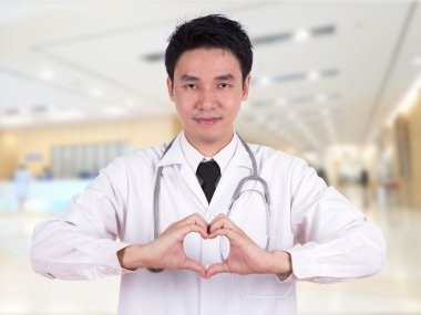 bir kalp elleriyle yapıyor doktor