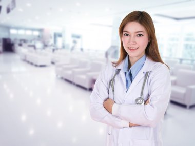 silah ile gülümseyen kadın doktor geçti