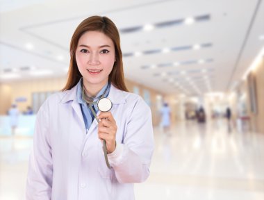 Steteskoplu kadın doktor.