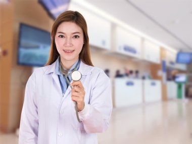 Steteskoplu kadın doktor.