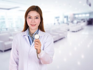 Steteskoplu kadın doktor.