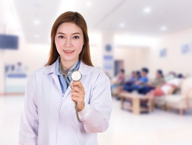 Steteskoplu kadın doktor.
