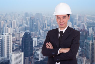 mühendis silah ile kask içinde geçti, şehir arka plan