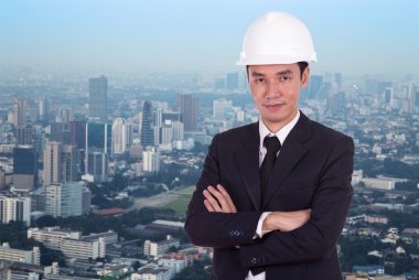 mühendis silah ile kask içinde geçti, şehir arka plan