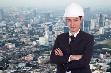 mühendis silah ile kask içinde geçti, şehir arka plan