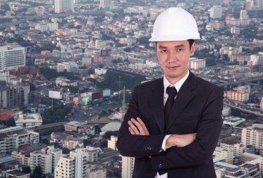 mühendis silah ile kask içinde geçti, şehir arka plan