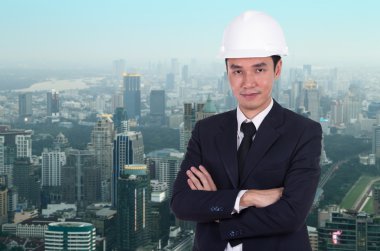 mühendis silah ile kask içinde geçti, şehir arka plan