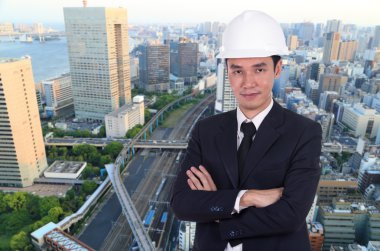 mühendis silah ile kask içinde geçti, şehir arka plan