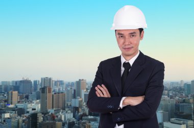 mühendis silah ile kask içinde geçti, şehir arka plan