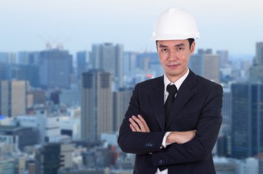 mühendis silah ile kask içinde geçti, şehir arka plan