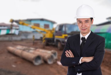 mühendis silah ile kask içinde geçti, inşaat sitesi backgro