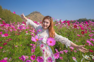 cosmos çiçek alan kadınla