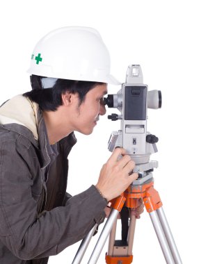 Anket ekipman teodolit ile çalışan mühendis