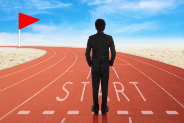 koşu parkuru üzerinde duran ve hedefe arıyor işadamı 