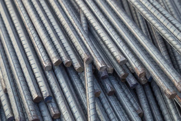 Çelik çubuklar veya ağaç emprenye edilmiş traversler — Stok fotoğraf