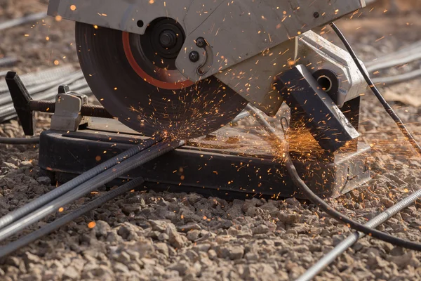 Cutting metal met grinder — Stockfoto