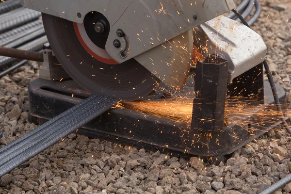 Cutting metal met grinder — Stockfoto