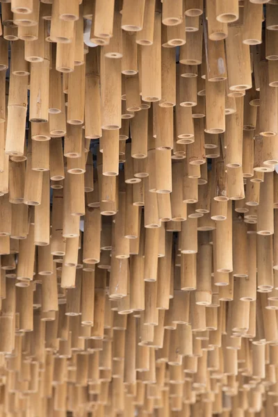 Decoración de madera de bambú sobre fondo de techo — Foto de Stock