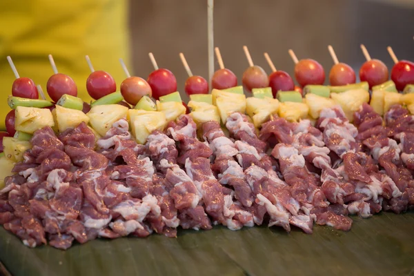 Bar-b-q oder BBQ mit Dönerküche. Holzkohlegrill mit Schweinespießen — Stockfoto