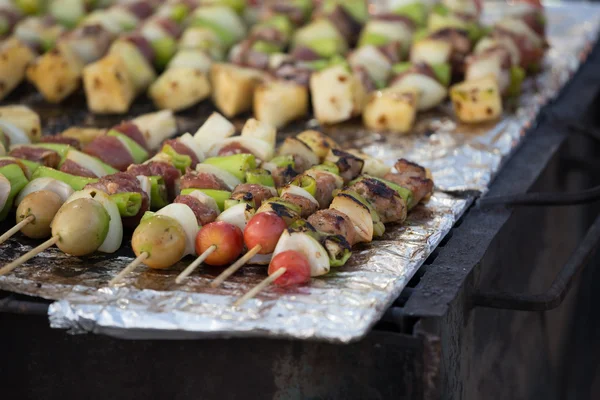 Bar-b-q of bbq met kebab koken. kolen grill van varkensvlees spiezen wi — Stockfoto