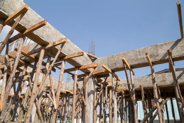 Stütze und Balken werden gebaut — Stockfoto