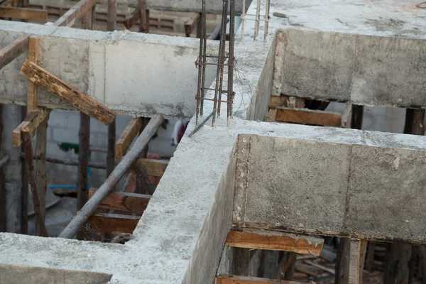 Stütze und Balken werden gebaut — Stockfoto