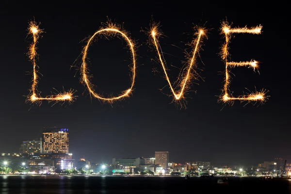 Love sparkle vuurwerk vieren Pattaya strand bij nacht — Stockfoto