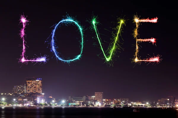 Liebe funkeln Feuerwerk feiert Pattaya Strand in der Nacht — Stockfoto