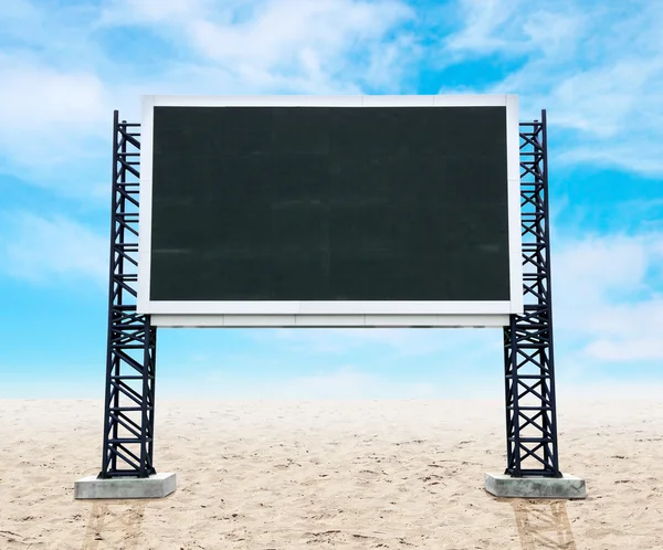 Grande placa de sinal vazio na areia com o céu — Fotografia de Stock