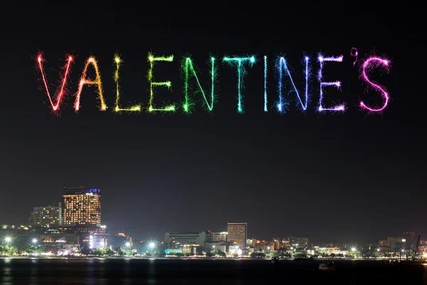 San Valentín chispa fuegos artificiales celebrando sobre la playa de Pattaya en —  Fotos de Stock