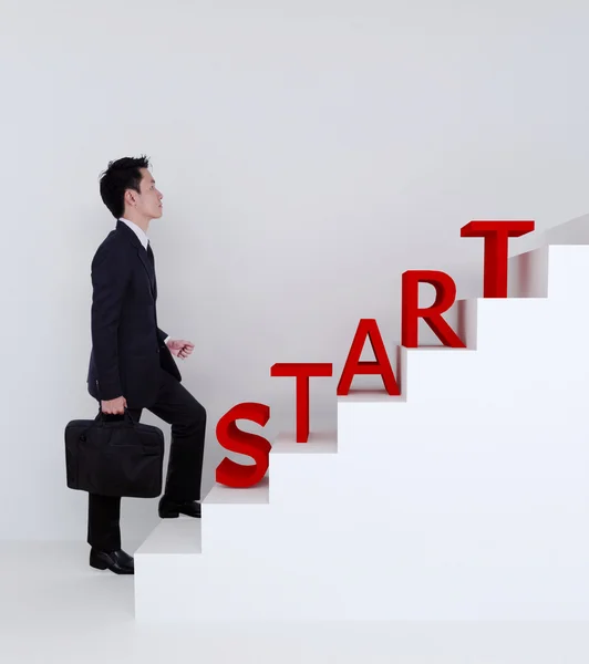 Biznesmen start przyspieszenie na schodach do sukcesu — Zdjęcie stockowe