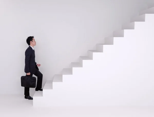 Hombre de negocios subiendo escaleras — Foto de Stock