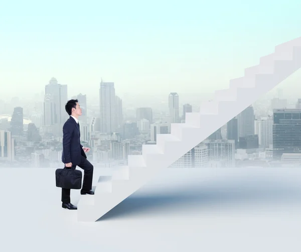 Hombre de negocios subiendo escaleras con el fondo de la ciudad — Foto de Stock